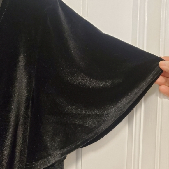 NWT Torrid Stretch Velvet Shirred Front Flutter Sleeve Top Black Size 00=M/L - Picture 9 of 12